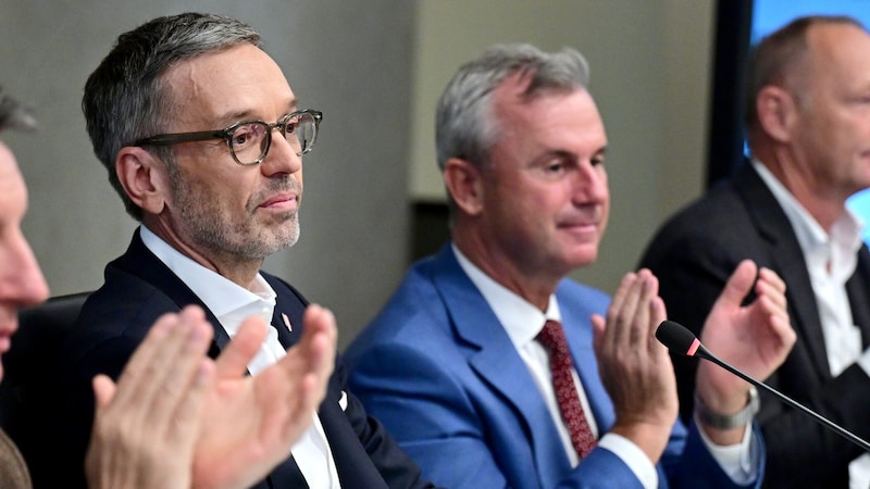 Herbet Kickl and Norbert Hofer at the meeting of the FPÖ parliamentary club (Bild: APA/ROLAND SCHLAGER)