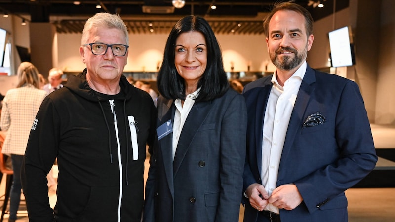 Gernot Fellinger (LASK/l.), Kathrin Kühtreiber-Leitner and Michael Baminger (Verein Institut Lebensnetze). (Bild: Wenzel Markus)