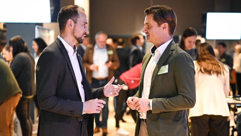 Markus Auer (VKB/l.) und Daniel Frixeder (upart) blieb Zeit zum Netzwerken. (Bild: Wenzel Markus)