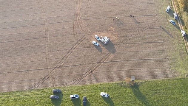 Auf einem Acker im Bezirk Mistelbach war für die Kriminellen Endstation. (Bild: LPD NÖ)