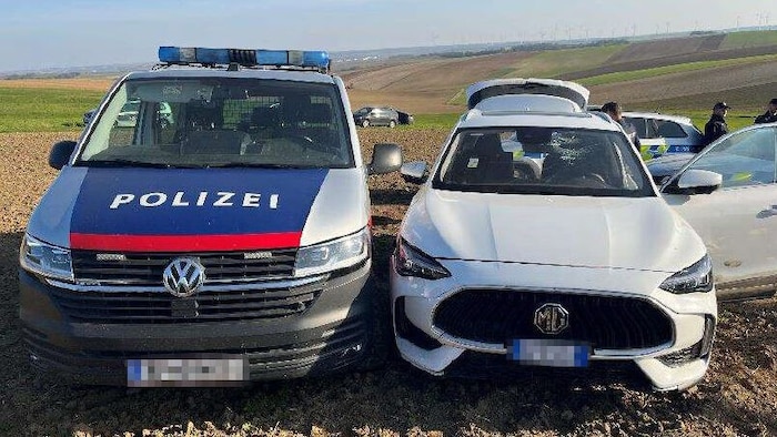 Die Polizei konnte das voll besetzte Schlepperfahrzeug anhalten – auch Kinder waren an Bord.