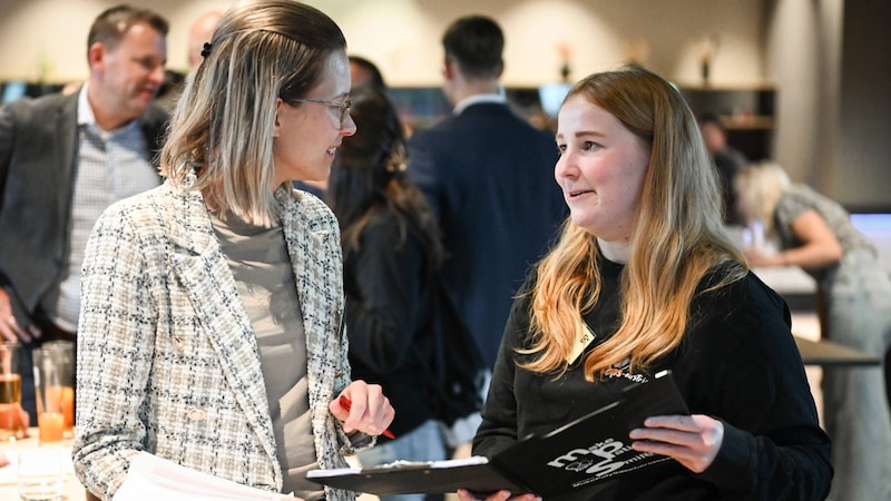 Karoline Singer (Marketing „OÖ-Krone“/l.) und Sonja Pfaffeneder (MPS) verhandelten intensiv. (Bild: Wenzel Markus)