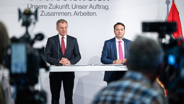 Harmonious cooperation in Upper Austria, but mutual poison arrows towards the federal government: Stelzer (left) and Haimbuchner. (Bild: Land OÖ/Peter C. Mayr)