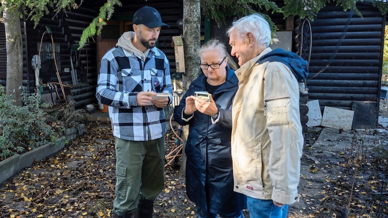 Wolfgang und Josefine Niemeck zeigen dem“Krone“- Reporter am Handy Bilder aus besseren Zeiten. (Bild: Molnar Attila/Attila Molnar)