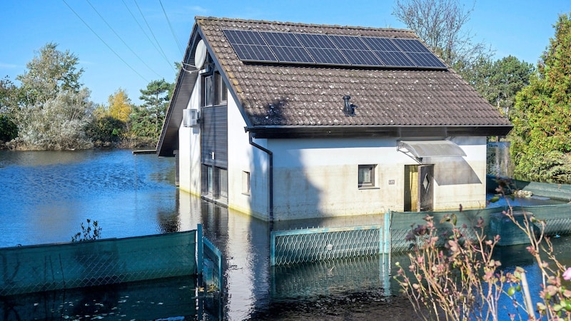 The Niemecks' house is still inaccessible. You can see from the façade how high the water was a month ago. (Bild: Molnar Attila/Attila Molnar)