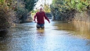 Hüfthoch steht Wolfgang Niemeck im Wasser – dort, wo er normalerweise mit dem Auto zufahren würde. (Bild: Molnar Attila/Attila Molnar)