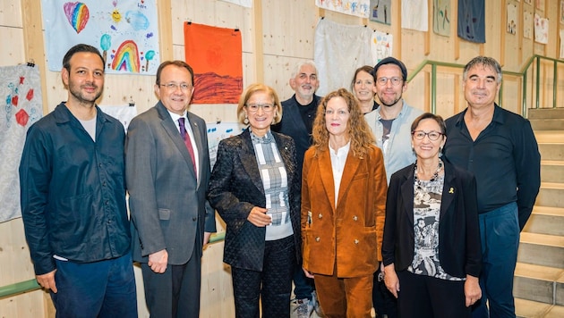 Tarun Kade, Matthias Stadler, Johanna Mikl-Leitner, Thomas Pulle, Mona Jas, Marie Rötzer, Andreas Fränzl, Martha Keil und Paul Gessl zogen Bilanz zum Kulturjahr 2024 (Bild: NÖKU)