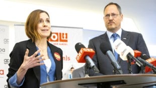 Verhandlungen erfolgreich abgeschlossen: Chefverhandlerin Veronika Arnost (GPA) und Bundesspartenobmann Rainer Trefelik (WKÖ) (Bild: APA/TOBIAS STEINMAURER)