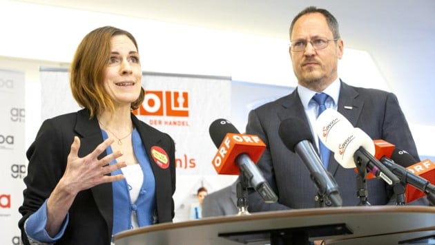 Verhandlungen erfolgreich abgeschlossen: Chefverhandlerin Veronika Arnost (GPA) und Bundesspartenobmann Rainer Trefelik (WKÖ) (Bild: APA/TOBIAS STEINMAURER)