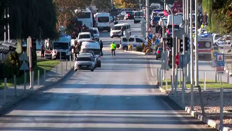 Momente nach der Explosion: Vor dem Gebäude des staatlichen Luft- und Raumfahrtkonzerns Turkish Aerospace fielen mehrere Schüsse. (Bild: AP)