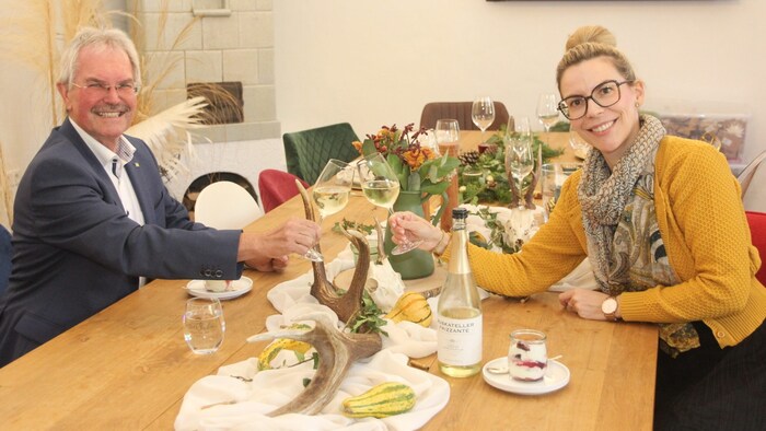 Bitte zu Tisch: Landtagspräsident Karl Wilfing genoss das Ambiente in der „Kreativwerkstatt“ im ...