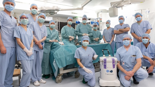 The X-Therma team together with colleagues from the Medical University of Innsbruck, Johns Hopkins University Baltimore (US) and the TimeSeal device. (Bild: Med Uni Innsbruck)