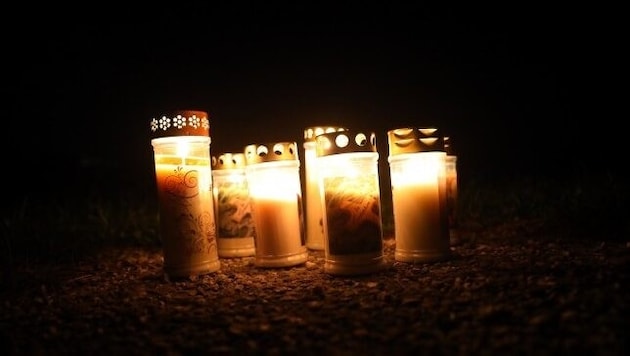 The fatal accident happened on August 25, 2021, when mourners placed candles at the scene of the accident in Aurach am Hongar. (Bild: Laumat)