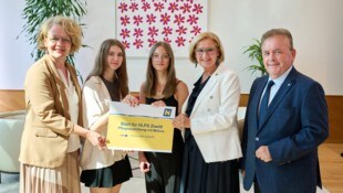 Sozial-Landesrätin Christiane Teschl-Hofmeister, die Schülerinnen Nicole Hahn und Mia Haumer, ...