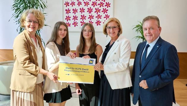 Provincial Councillor for Social Affairs Christiane Teschl-Hofmeister, students Nicole Hahn and Mia Haumer, Governor Johanna Mikl-Leitner and Zwettl's Mayor Franz Mold (from left) are delighted with the new secondary school for nursing and social care in Zwettl. (Bild: NLK Pfeiffer)