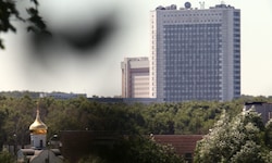 Ein Mitarbeiter des russischen Auslandsgeheimdienstes (Zentrale hier im Bild) fand die Leiche ...