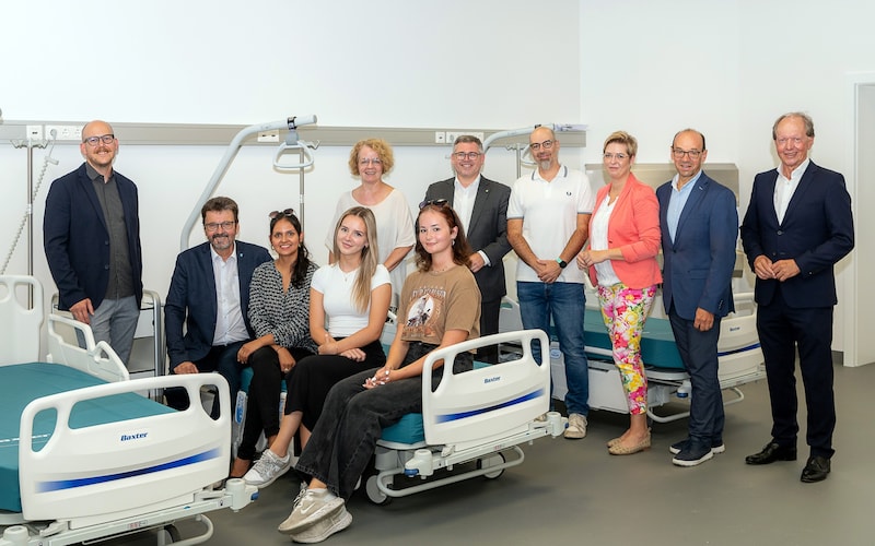 Start of the FH degree program at the Landesklinikum Horn: The new FH site manager Michael Röck, Mayor Gerhard Lentschig and the students Chaudhry Kanwal, Annalina Kraft and Hannah Gieler (front from left) as well as the state councillors Christiane Teschl-Hofmeister and Ludwig Schleritzko, the student Manuel Randa, the Head of Strategy and Quality in Nursing at the LGA, Susanne Gröschel, the Commercial Director of the Horn Clinic Franz Huber and the Waldviertel Clinics Manager Andreas Reifschneider (second row from left). (Bild: EMIL JOVANOV)