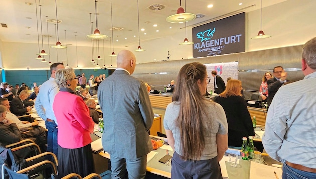 The councillors had to stand up to count during the vote. (Bild: Tragner Christian/Tragner Christian )