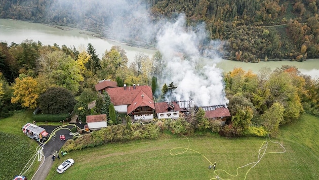 The house in the village of Falkenbach in St. Martin im Mühlkreis was saved thanks to the great effort. (Bild: Werner Kerschbaummayr/TEAM FOTOKERSCHI.AT / ANTONIO BAYER)