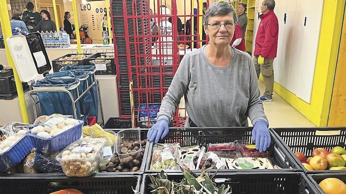 Bettina S. wird von der Caritas mit Essen und Kleidung unterstützt.