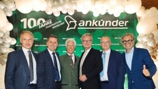 In Feierlaune: „Krone“-Geschäftsführer G. Valeskini, B. Schönegger (Ankünder), Jean-Francois Decaux (JCDecaux), LH Ch. Drexler, „Krone“-Chefredakteur K. Herrmann und D. Weber (Ankünder, von li.). (Bild: Jauschowetz Christian)