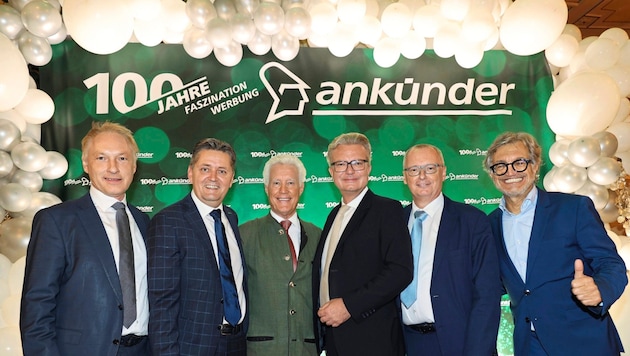 In a celebratory mood: "Krone" managing director G. Valeskini, B. Schönegger (announcer), Jean-Francois Decaux (JCDecaux), LH Ch. Drexler, "Krone" editor-in-chief K. Herrmann and D. Weber (announcer, from left). (Bild: Jauschowetz Christian)