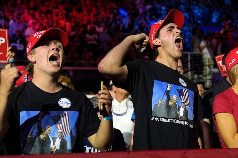 Trumps Erzählung verfängt besonders gut bei jungen Menschen, zeigen Umfragen. (Bild: AP/Evan Vucci)