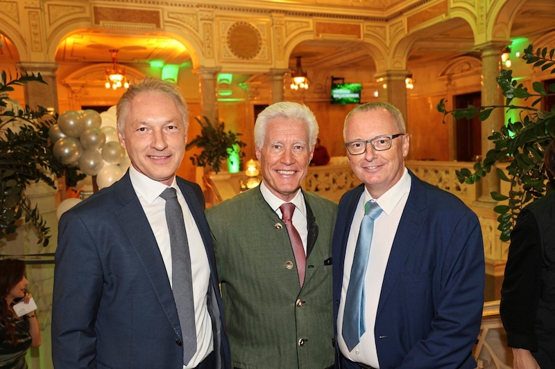 "Krone" Managing Director Gerhard Valeskini and "Krone" Editor-in-Chief Klaus Herrmann with Jean-Francois Decaux (JCDecaux, center) (Bild: Jauschowetz Christian)