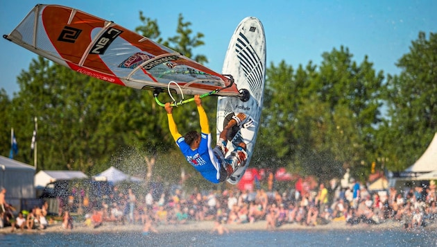 A picture from times gone by, according to Gerhard Polak from the last "Surf Opening" and "Surf World Cup" in Podersdorf in 2016. (Bild: Martin Reiter/www.reiter-foto.co)