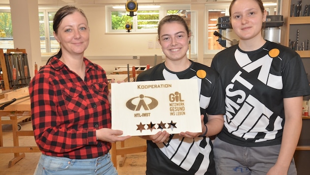 A special partnership: Shirin Prechtl and Celina Probst handed over 3,000 wooden stars to Michele Liussi from "Gesund ins Leben" on behalf of the Imster HTL. (from right). (Bild: Daum Hubert)