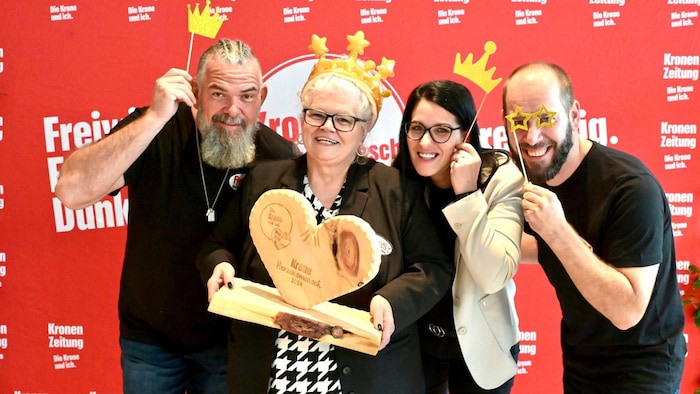 Fritzis Theatergruppe freute sich über Pokal & Preisgeld