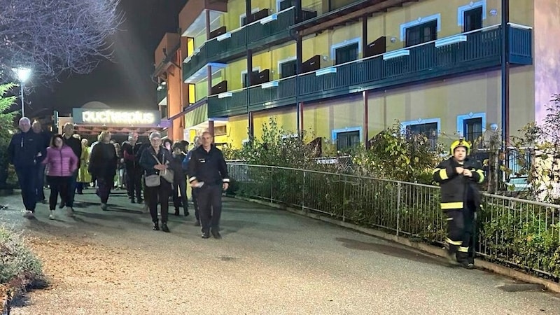 The evacuation of the hotel was carried out in a controlled manner. (Bild: Christian Schulter)