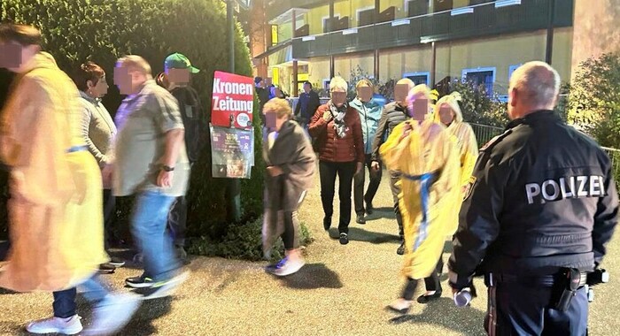 Polizisten überwachten die Räumung.