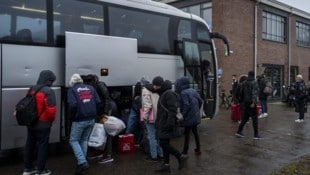 In Deutschland wurde ein vorübergehender Aufnahmestopp von UN-Flüchtlingen verhängt ...