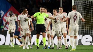 Aufregung bei den Bayern nach dem strittigen 1:2. Doch der VAR schreitet nicht ein.