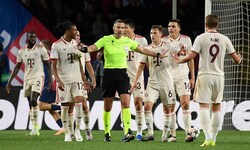 Aufregung bei den Bayern nach dem strittigen 1:2. Doch der VAR schreitet nicht ein.