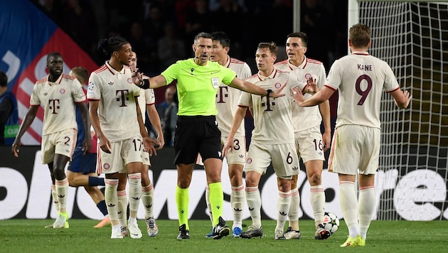 Aufregung bei den Bayern nach dem strittigen 1:2. Doch der VAR schreitet nicht ein. (Bild: AFP/APA/Josep LAGO)