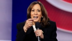 Die demokratische US-Präsidentschaftskandidatin Kamala Harris wird nach Angaben eines Vertreters ihrer Kampagne am Dienstag ein „Schlussplädoyer“ gegen ihren republikanischen Rivalen Donald Trump halten. (Bild: AFP, Getty Images)