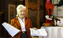 Rasmushof-Wirtin Signe Reisch präsentiert die Petition