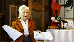 Rasmushof-Wirtin Signe Reisch präsentiert die Petition