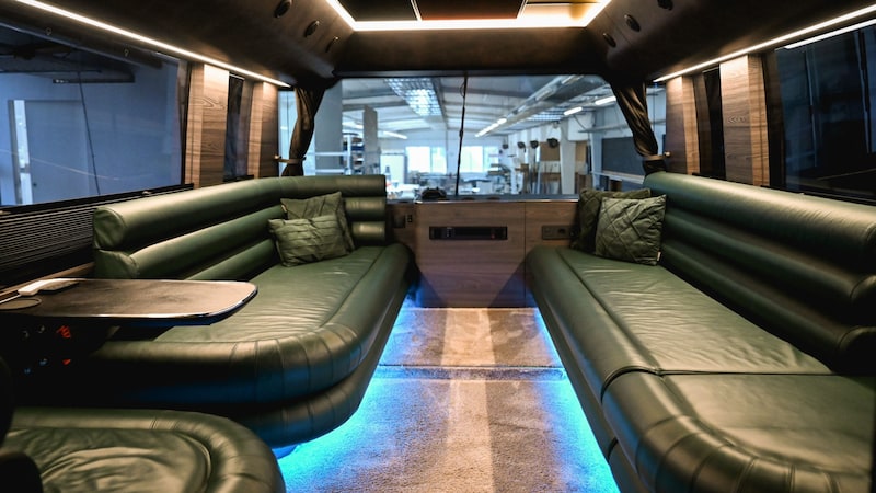 The lounge is set up above the chauffeur's seat. (Bild: Wenzel Markus)