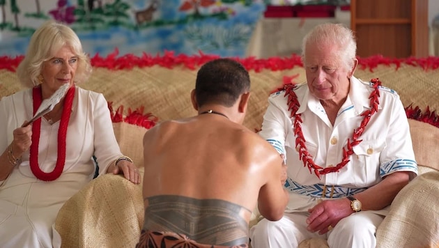 King Charles III and Queen Camilla at the traditional 'Ava welcoming ceremony at Moata'a Church Hall in Samoa (Bild: KameraOne)