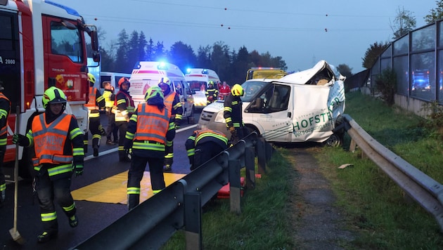 Der Kastenwagen wurde beim Unfall auf der Innkreisautobahn „zusammengeschoben“ (Bild: Matthias Lauber/laumat.at)