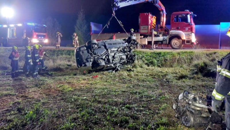 Der Motorblock wurde aus dem Wagen gerissen und in die Wiese geschleudert. (Bild: Feuerwehr Waidhofen/Thaya)