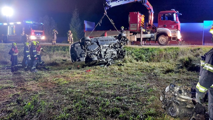 Der Motorblock wurde aus dem Wagen gerissen und in die Wiese geschleudert.