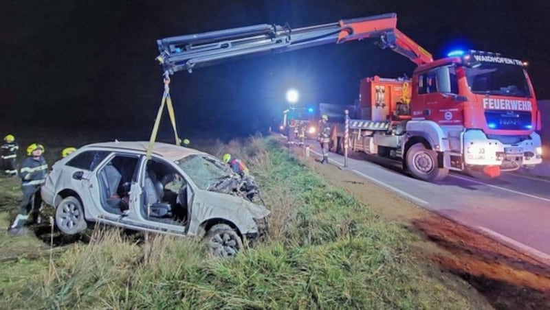 Das Wrack wurde per Kran aus der Wiese gehoben. (Bild: Feuerwehr Waidhofen/Thaya)