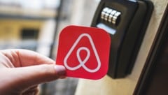 Ferienwohnungen – vermittelt werden sie oft über Airbnb – sind meist günstiger als Hotels und bei Touristen entsprechend beliebt. (Bild: stock.adobe.com/salarko - stock.adobe.com)