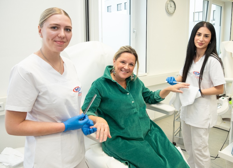 Lisa Schiefer (li.) und Eylem Kuzu (re.) absolvieren die Ausbildung Kosmetik und Fußpflege beim BFI. Landesrätin Susanne Rosenkranz (Mitte) nutzt die Gelegenheit. (Bild: Doris_SEEBACHER)