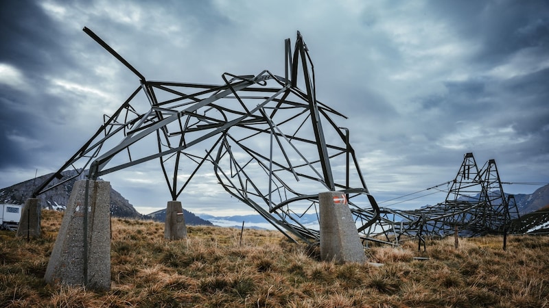 Der gefällte Mast in luftiger Höhe (Bild: LPD Steiermark, Huber)