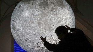 Luke Jerram bringt den Mond in die Grazer Stadtpfarrkirche. (Bild: Jauschowetz Christian/Christian Jauschowetz)